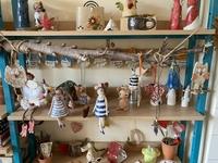 Regal mit von Kindern getöpferten Figuren