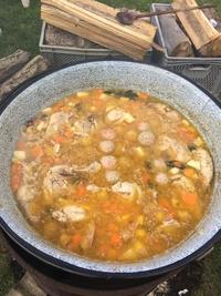 Kochtopf mit kochender Hühnersuppe