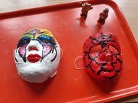 bunt bemalte Gipsmasken mit Gesicht