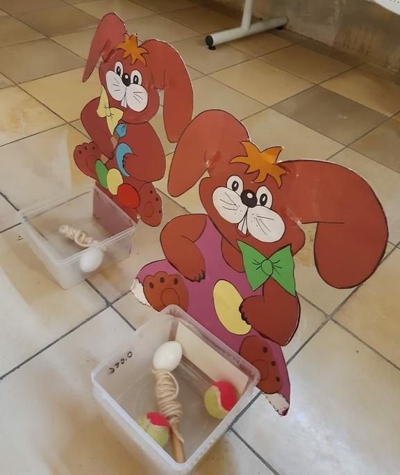 Osterhasen aus Pappe gebastelt.