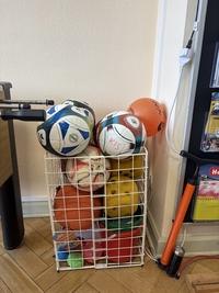 Korb mit bunten Bällen