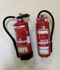 Zwei Feuerlöscher
