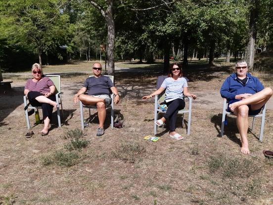 Die Mitarbeiter des KIS sitzen entspannt auf Sonnenstühlen.