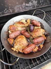 Eisenpfanne mit Grillgut